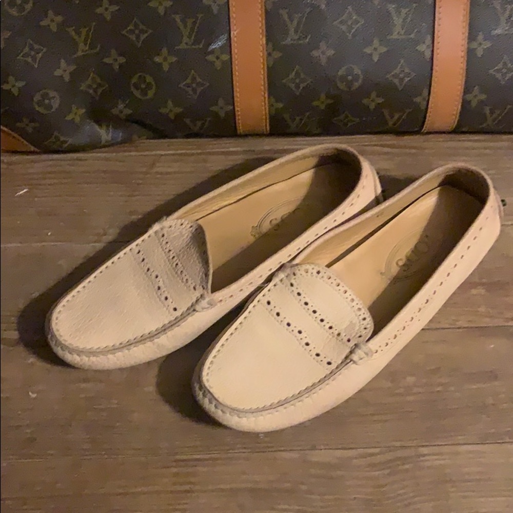 Rare Tod’s light tan driving moccasins